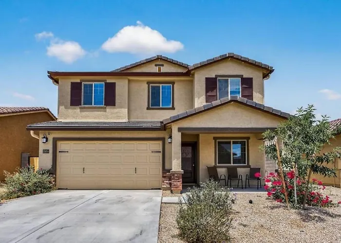 Spacious 4br With Great Wifi Full Kitchen And Easy Access To Local Attractions *