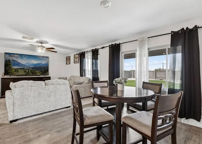 Spacious 4br With Great Wifi Full Kitchen And Easy Access To Local Attractions