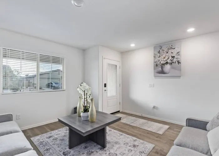 Spacious 4br With Great Wifi Full Kitchen And Easy Access To Local Attractions *