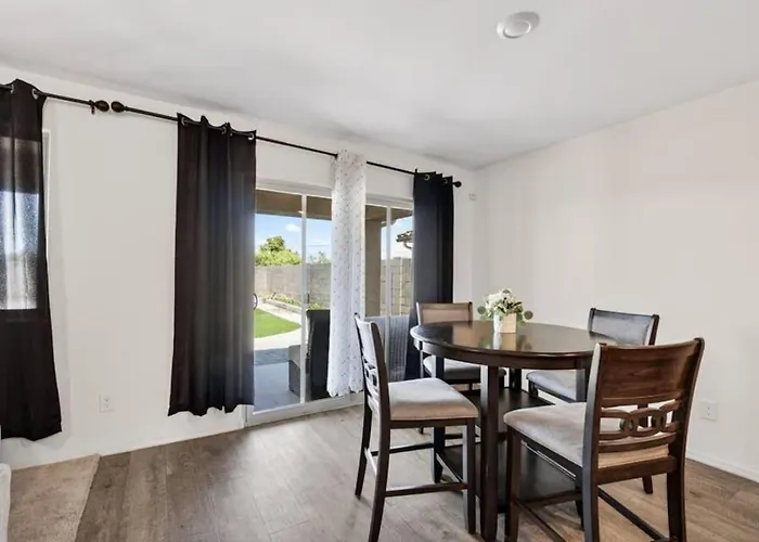Spacious 4br With Great Wifi Full Kitchen And Easy Access To Local Attractions Holiday home