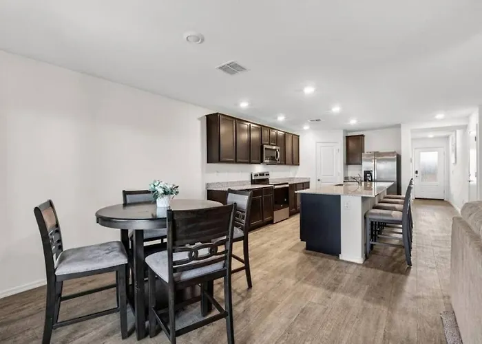 Spacious 4br With Great Wifi Full Kitchen And Easy Access To Local Attractions