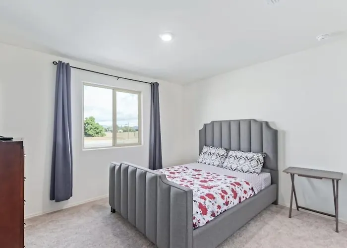 Spacious 4br With Great Wifi Full Kitchen And Easy Access To Local Attractions *
