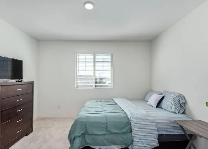 Spacious 4br With Great Wifi Full Kitchen And Easy Access To Local Attractions