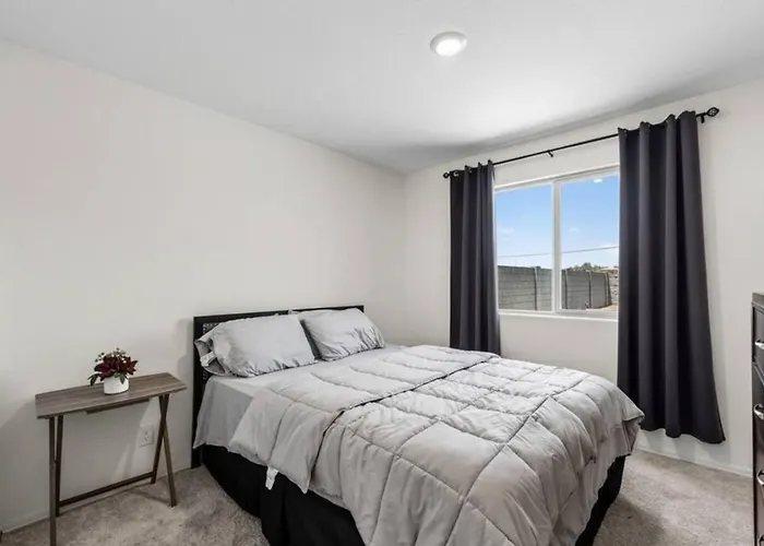 Spacious 4br With Great Wifi Full Kitchen And Easy Access To Local Attractions