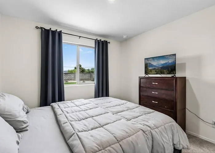 Spacious 4br With Great Wifi Full Kitchen And Easy Access To Local Attractions Holiday home *
