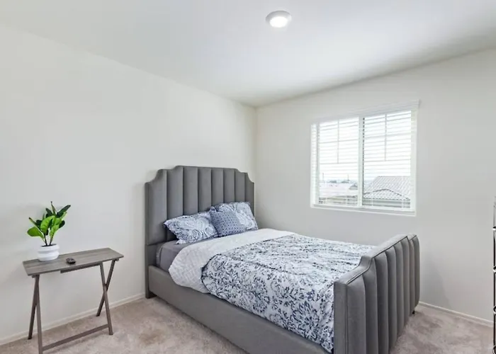 Spacious 4br With Great Wifi Full Kitchen And Easy Access To Local Attractions *