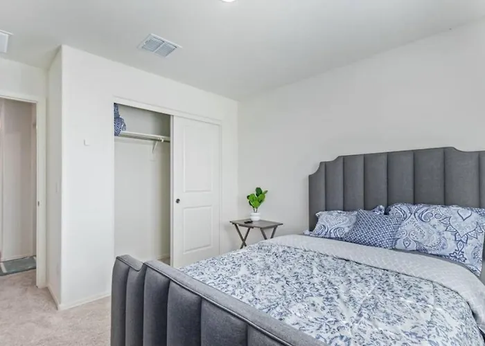 Holiday home Spacious 4br With Great Wifi Full Kitchen And Easy Access To Local Attractions *