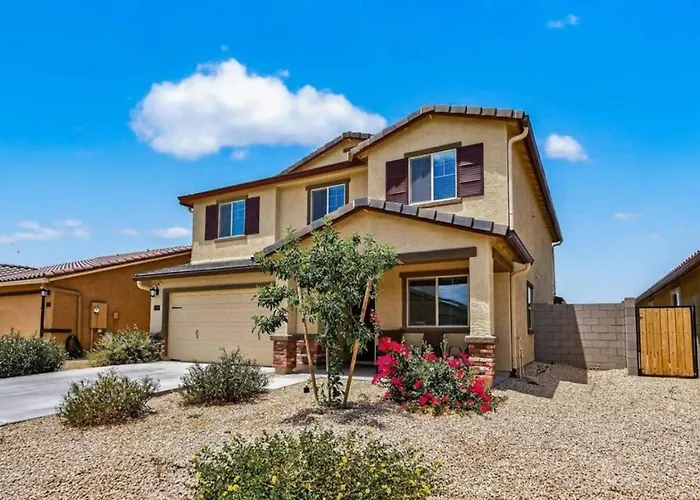 Spacious 4br With Great Wifi Full Kitchen And Easy Access To Local Attractions *